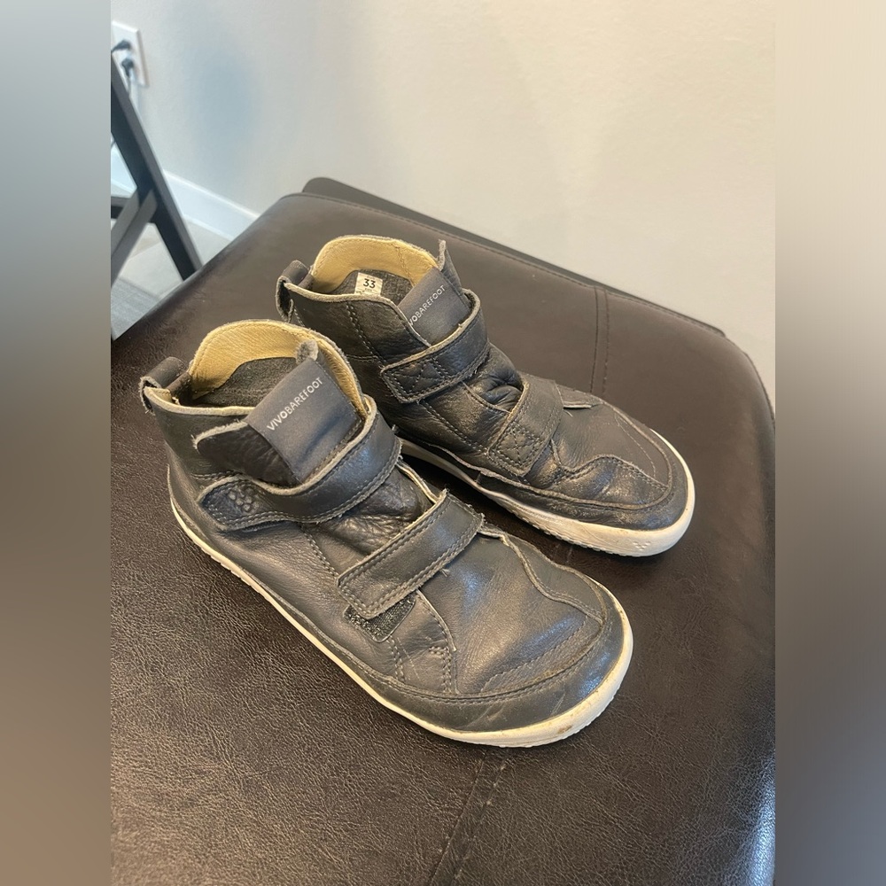 Vivobarefoot gobi leather high tops kids sneakers Sz 33